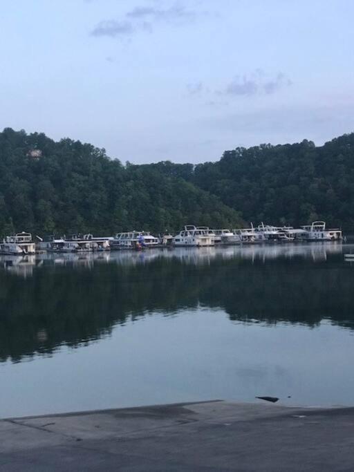 Driftwood Cottage With Hot Tub On Lake Cumberland Russell Springs Eksteriør billede