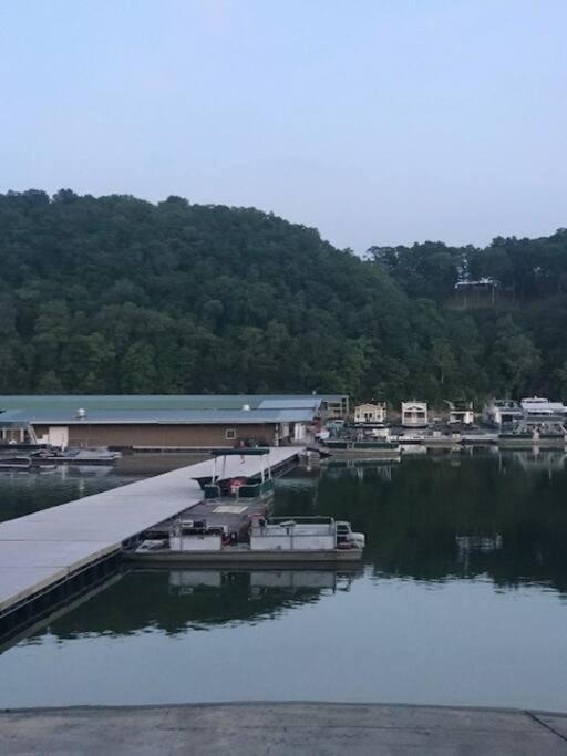 Driftwood Cottage With Hot Tub On Lake Cumberland Russell Springs Eksteriør billede