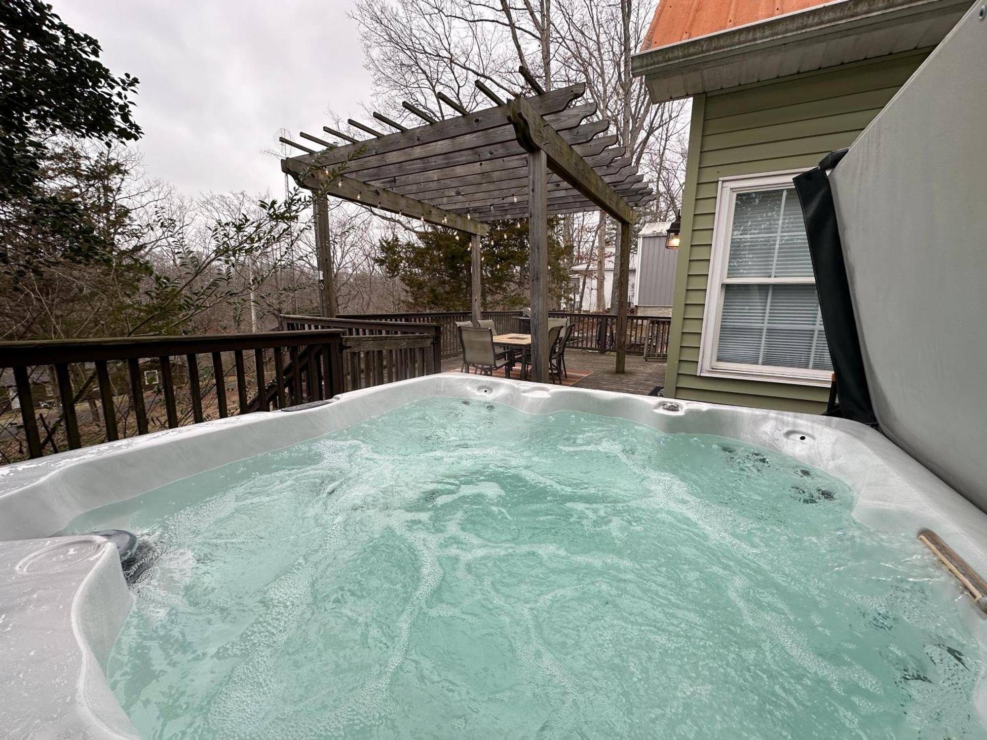 Driftwood Cottage With Hot Tub On Lake Cumberland Russell Springs Eksteriør billede